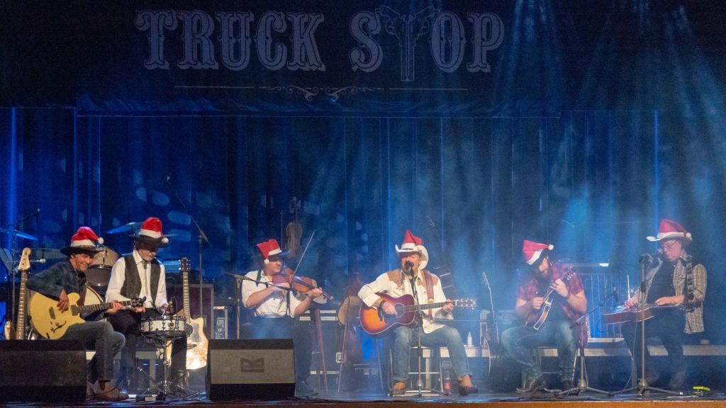 Passend zum ersten Advent spielten „Truck Stop“ den Weihnachtssong „Erwin der dicke Schneemann“. von s: Nils Dinkel