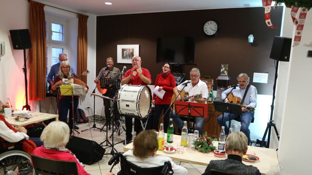 Die „Altstattbuben“ haben die Adventszeit im Franziskaner-Hof in Attendorn musikalisch eingeläutet. von privat