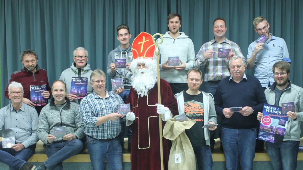 Nicht nur die Organisatoren, auch der Nikolaus freut sich auf die neue CD „Night of Sounds“-Weihnachtszauber. von privat