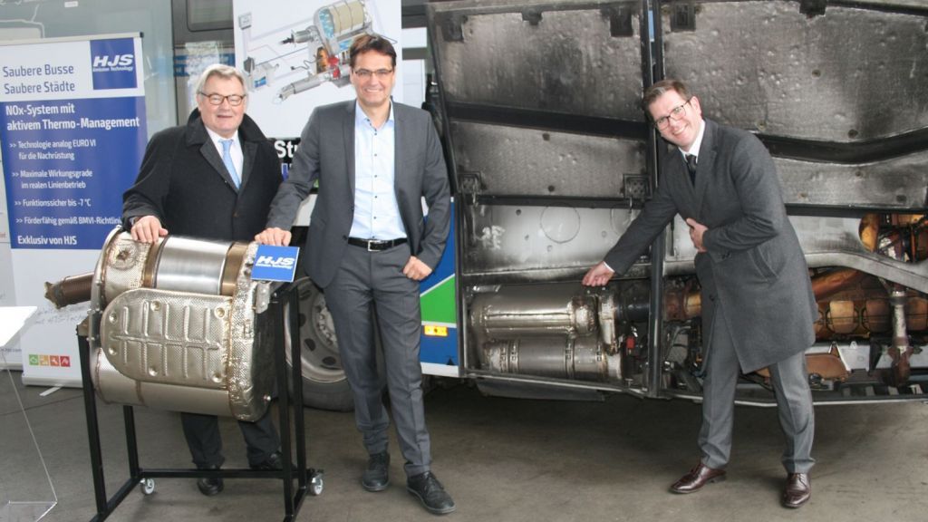 ,,Eine Nachrüstung von Diesel-Bussen ist eine wichtige Maßnahme, um die Luft in unseren Städten sauberer zu machen und um weitere Fahrverbote zu verhindern", betonte Peter Liese, hier bei einem Gespräch bei der Mendener Firma HJS Emission Technology GmbH & Co. KG. von Europabüro