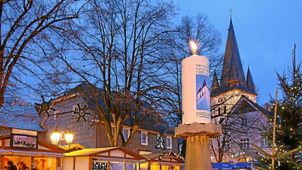 Die große Kerze ziert wieder den Weihnachtsmarkt in Drolshagen. von privat