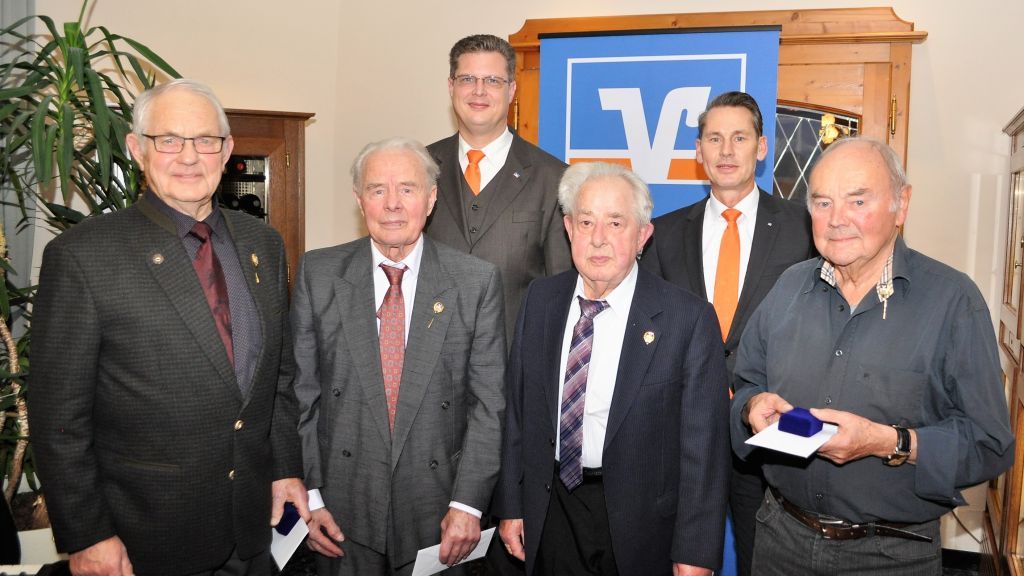 60-jährige Mitgliedschaft bei der Volksbank: Berthold Baumann, Eduard Dornseifer, Ewald Jung und Hubert Zimmermann mit Hauke Röckinghausen (Leiter Privatkunden Wenden) und Vorstandsmitglied Markus Stottmeyer. von Volksbank OWD