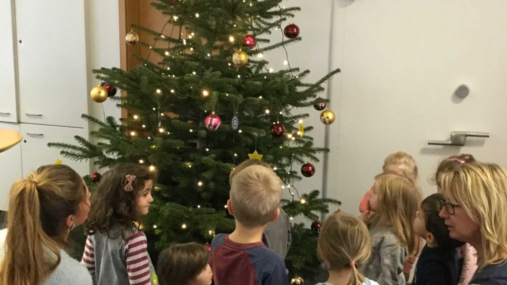 Die Kinder des kath. Kindergarten St. Antonius in Rönkhausen präsentieren in der Filiale Rönkhausen stolz ihr weihnachtliches Werk. von Volksbank Bigge-Lenne
