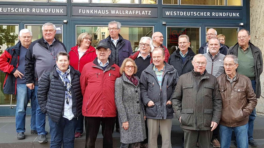 Die Reisegruppe vor dem Eingangsgebäude des WDR in Köln. von privat