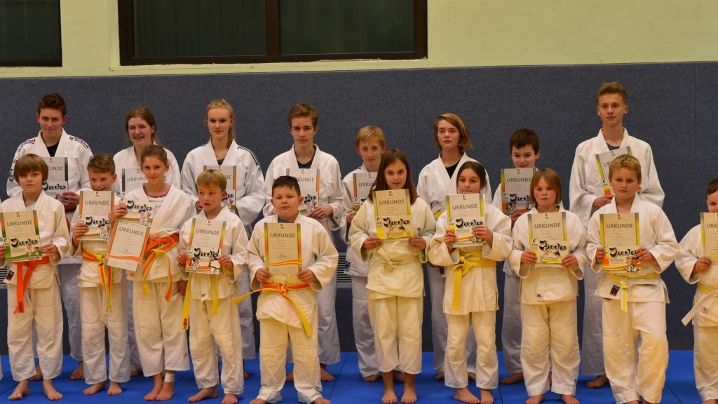 21 Kinder und Jugendliche nahmen an diversen Judo-Prüfungen teil. von privat