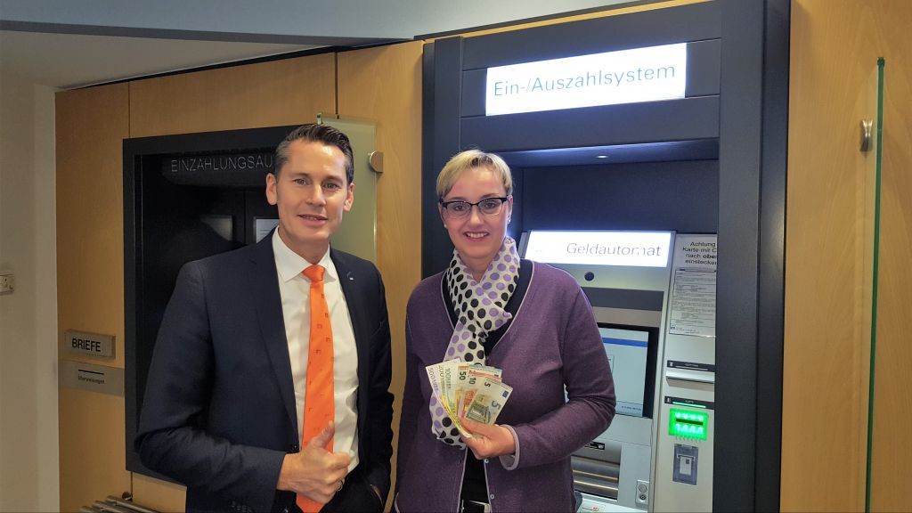 Hauke Röckinghausen, Leiter Privatkunden Wenden, und Kundenberaterin Carmen Niederschlag von der Volksbank stellen den neuen Geldautomaten vor. von Volksbank