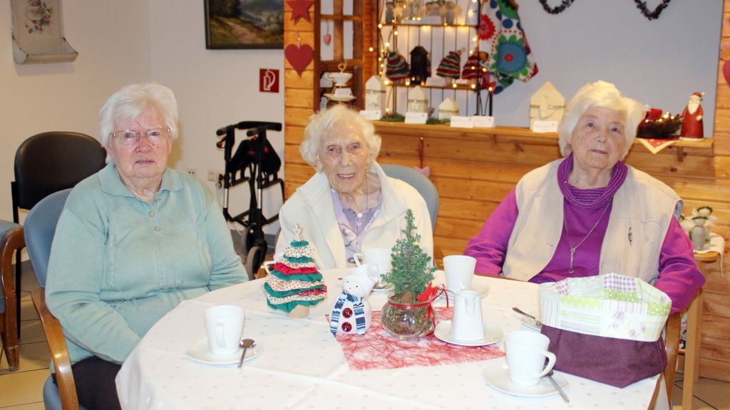 Die Damen aus dem Richard-Winkel-Seniorenheim in Maumke freuen sich auf das Weihnachtsfest. von Christine Schmidt
