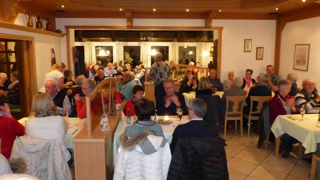 Die Reisegruppe des VdK-Ortsverbands Wenden beim Abendessen im Haus Wigger in Drolshagen-Hützemert. von privat
