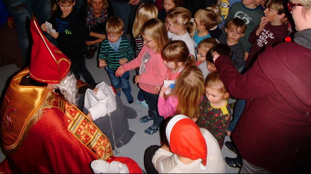 Groß war die Freude bei den Kindern als der Nikolaus kam. von privat