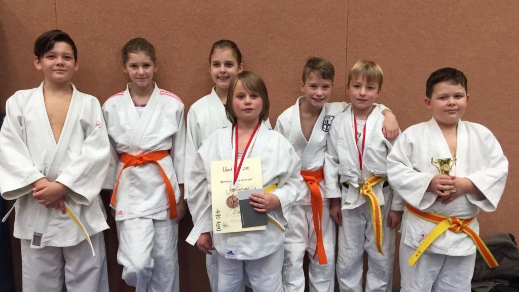 Pokale und viele Medaillen für die jungen Judoka des TV Attendorn. von privat