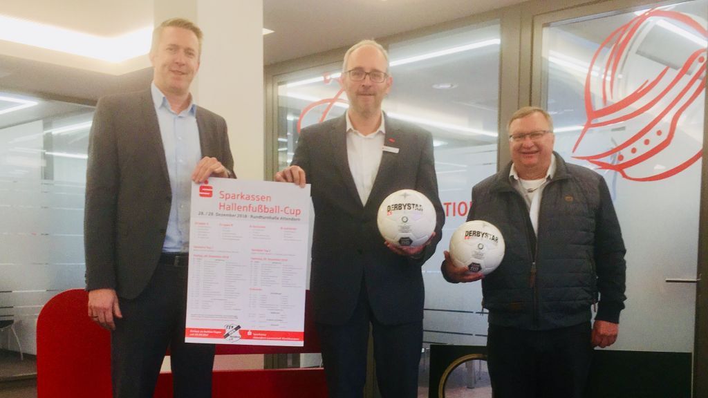 (von links): Michael Seidel, Dirk Stenger als Repräsentant der Sparkasse und Georg Hippler, Geschäftsführer des Stadtsportverbands Attendorn. von privat