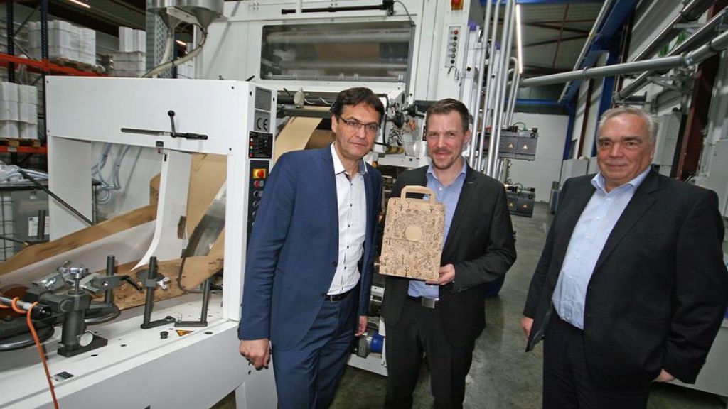 MdE Dr. Peter Liese (links) informierte sich bei GSD Verpackungen in Drolshagen über Alternativen zu Plastiktüten. Peter und Heinz-Albert Schürholz (rechts) informierten über den Produktionsprozess. von Rüdiger Kahlke
