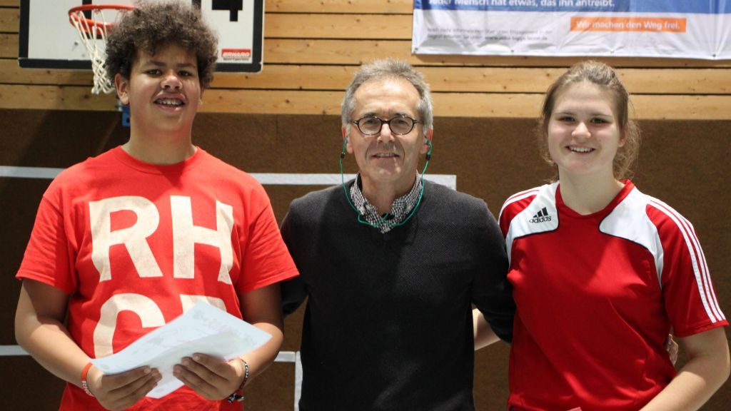 Die beiden Sieger des Freiwurfwettbewerbs, Jonte Hauschild und Leonie Baier, mit Organisator Wilfried Lahme Lahme. von privat
