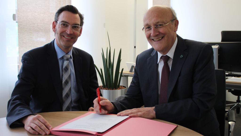 Eine Unterzeichung der Verträge mit der Vereinigten Sparkasse im Märkischen Kreis durch Frank Nennstiel (links) und Bürgermeister Heß wird es nicht geben. von Sparkasse Finnentrop