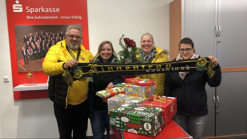 Der Vorstand des BVB-Fanclubs Finnentrop-Sauerland überreichte jetzt Weihnachtspakete. von privat