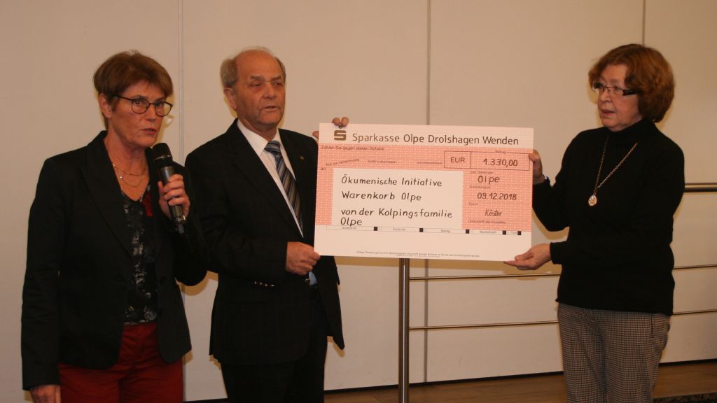 Inge Muckenhaupt und Hubert Köster überreichten den Spendenscheck an Christiana Enders (rechts). von privat