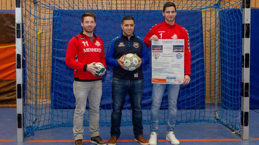 Sebastian Schulte, Medeni Üzer und Dominik Krengel (von links) freuen sich auf das Kräftemessen im Handball und Fußball. von Nils Dinkel