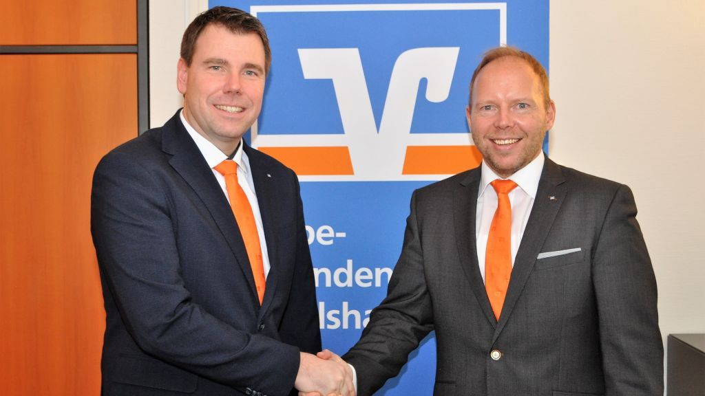 Volksbank-Vorstand Marco Heinemann (rechts) wünscht Daniel Pfeifer (links) viel Erfolg bei seiner neuen Aufgabe. von Volksbank OWD