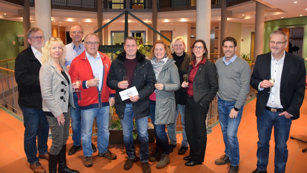 Die Werbegemeinschaft Wenden hat jüngst die Hauptgewinne der Weihnachtsverlosung im Wendener Rathaus übergeben. von privat
