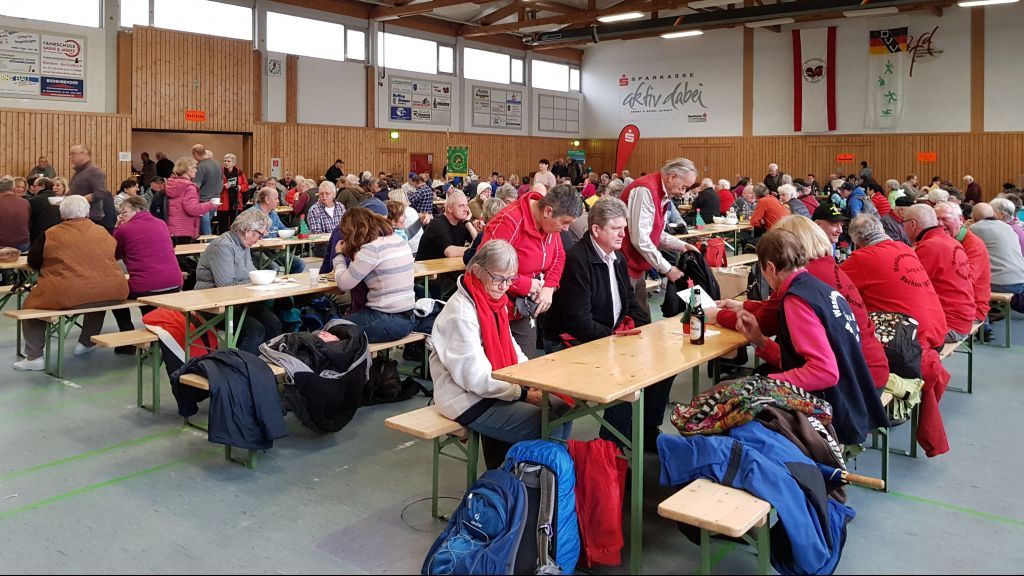 Mehr als 800 Wanderer fanden den Weg in die Dorfgemeinschaftshalle Hünsborn. von privat