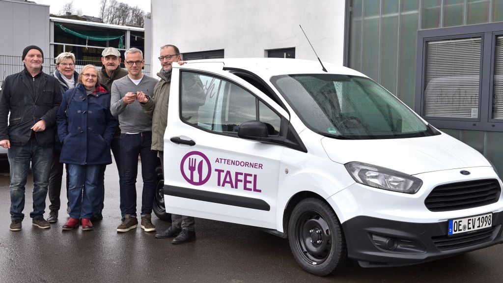 Pfarrer Dr. Christof Grote, Christoph Frey, Burkhard Stemmer, Sylvelin Karsunki, Sabine Follmann und Guido Raith (v.r.) bei der Übergabe des Autos für die Attendorner Tafel. von Guido Raith