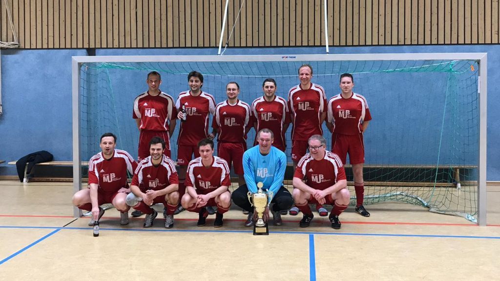 Das Team der SG Serkenrode / Fretter holt den Pokal der Altligisten bei den Finnentroper Gemeindemeisterschaften. von Christof Sieler