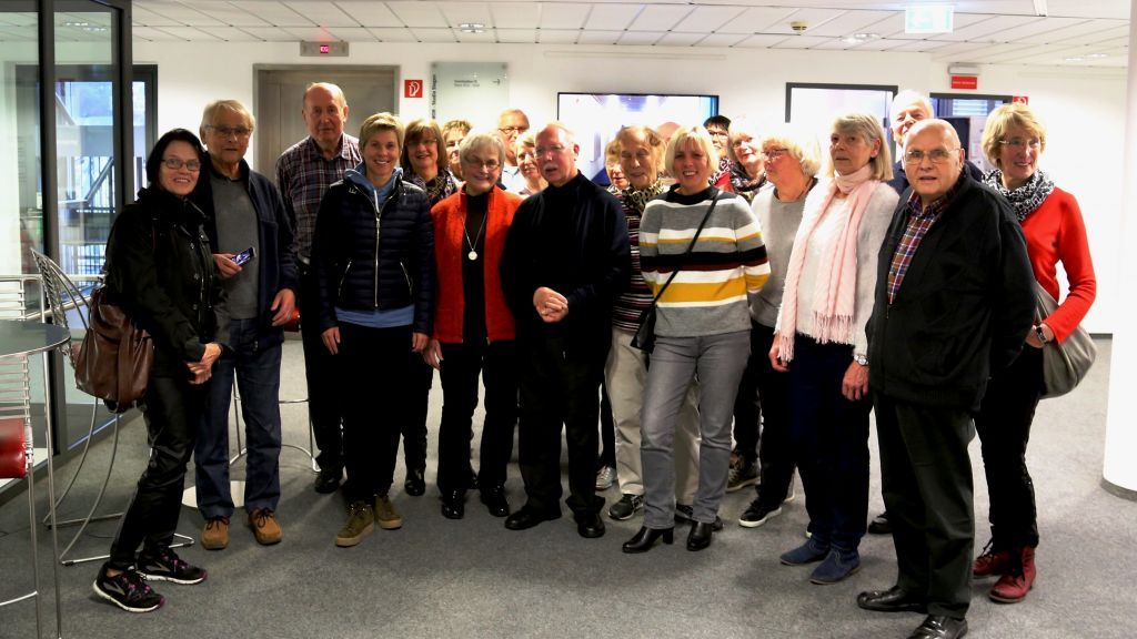 Die Mitglieder des Heimatbundes Gemeinde Finnentrop trafen im WDR-Studio Siegen auf die Moderatorin Michaela Padberg (4. v. l.). von Damian Kaczmarek