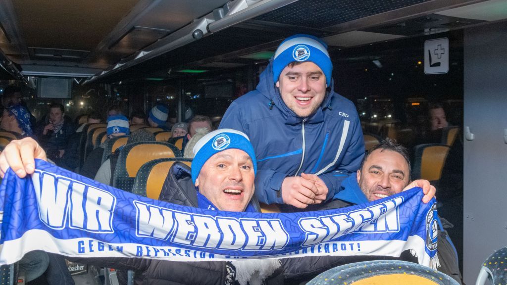 Der Fanclub Blau-Weiß Repetal unterstützte Schalke 04 beim ersten Rückrunden-Heimspiel gegen den VfL Wolfsburg. von Nils Dinkel