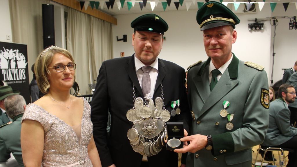 Das Königspaar Tobias und Miriam Burghaus überreichte den Königsorden an den Vorsitzenden Ulrich Meier. von privat