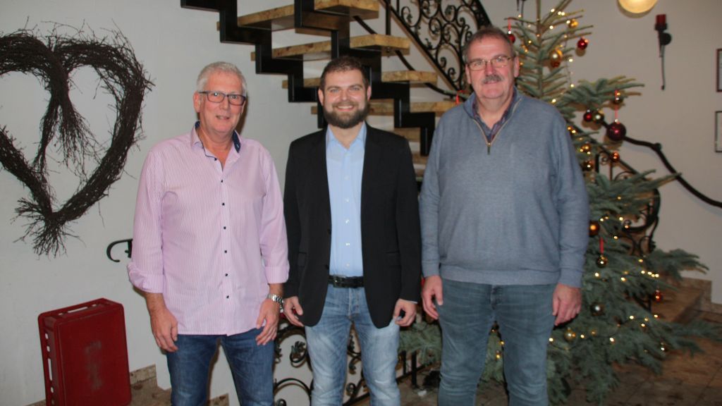 Die Jubilare von links Martin Grotmann (25 Jahre), 1. Vorsitzender Tobias Kramer und Karl Hanses (Ehrenmitglied, 30 Jahre Vorstandsarbeit). von privat