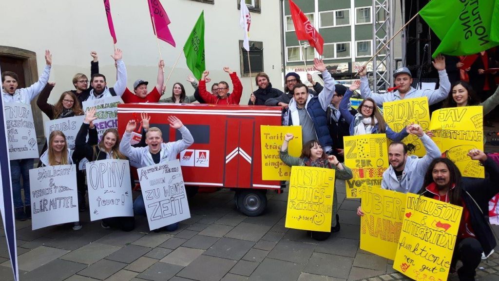 Bei der DGB-Kundgebung am 1. Mai machte die Siegener Gewerkschaftsjugend mit einem Bus auf ihre Forderung nach einem NRW-weiten Azubi-Ticket aufmerksam. von DGB-Südwestfalen