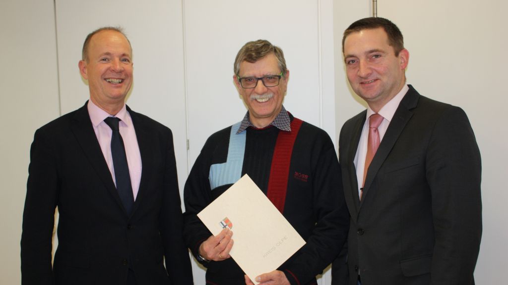 Kreisdirektor Theo Melcher (links) und Thomas Falke (rechts) dankten Otmar Schuhen für seine 40-jährige Tätigkeit. von Kreis Olpe