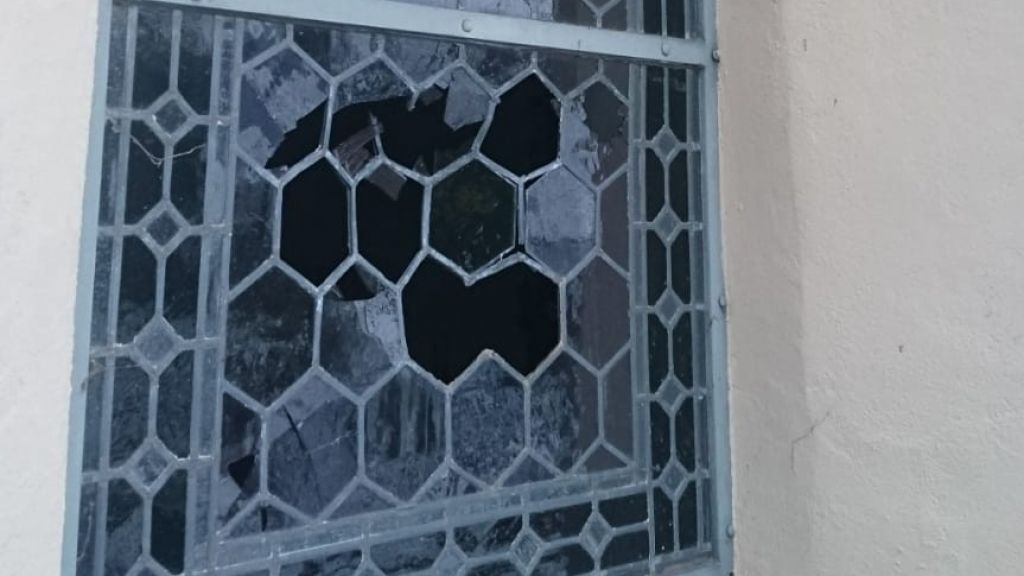 Die Fenster an der Kapelle wurden zerstört. von privat
