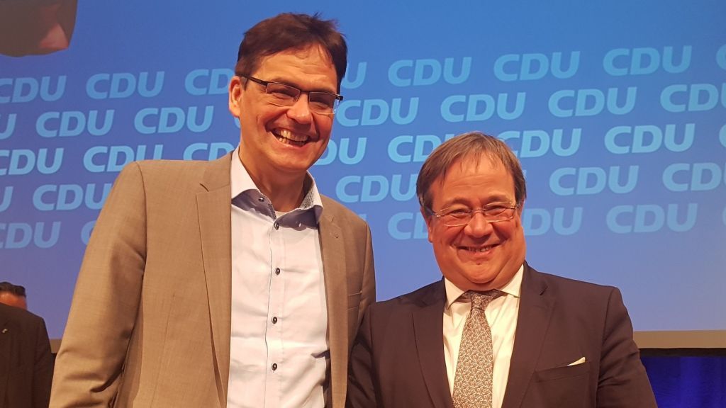 Dr. Peter Liese (links) gemeinsam mit NRW-Ministerpräsident Armin Laschet. von Europabüro