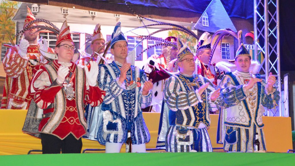 Die Tollitäten gaben sich ein erstes Stelldichein beim Kreiskarneval in Bilstein. von Barbara Sander-Graetz