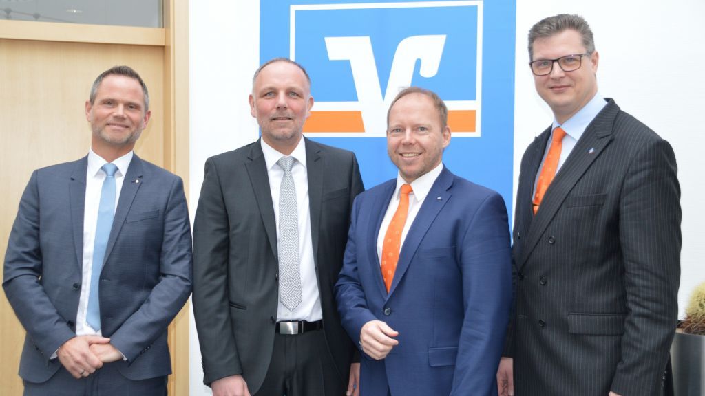 Matthias Humpert und Michael Koschig zusammen mit dem Volksbank-Vorstand mit Marco Heinemann und Markus Stottmeyer (von links). von Barbara Sander-Graetz