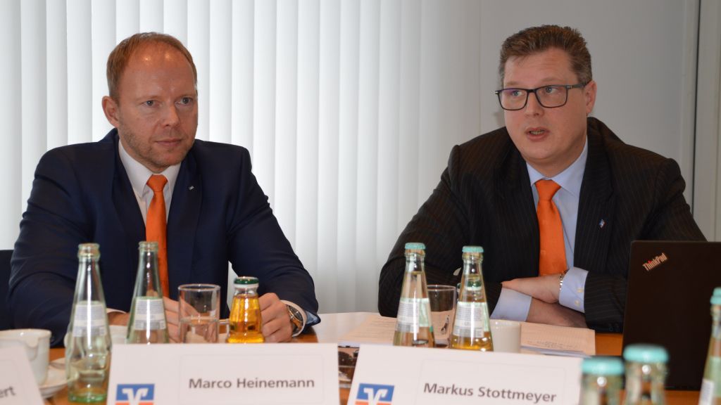 Der Vorstand der Volksbank Olpe-Wenden-Drolshagen: Marco Heinemann (links) und Markus Stottmeyer. von Barbara Sander-Graetz