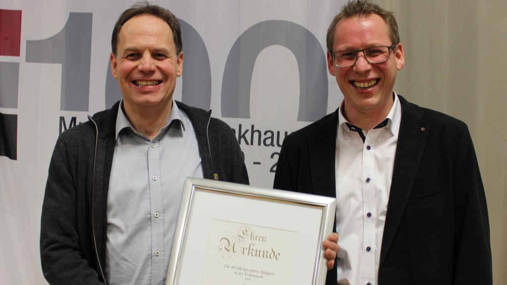 Vorsitzender Dirk Burghaus (rechts) mit dem neuen Ehrenmitlgied  Georg Sondermann. von privat