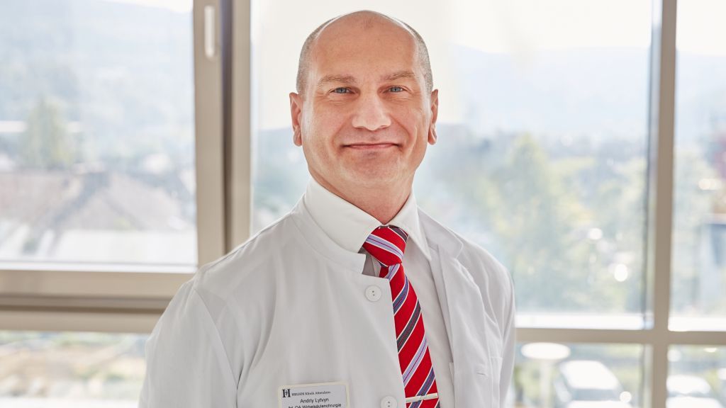 Dr. med. Andriy Lytvyn, Leitender Oberarzt Sektion Wirbelsäulenchirurgie, referiert über Therapie-Optionen bei Wirbelsäulen-Erkrankungen. von Kathrin Menke