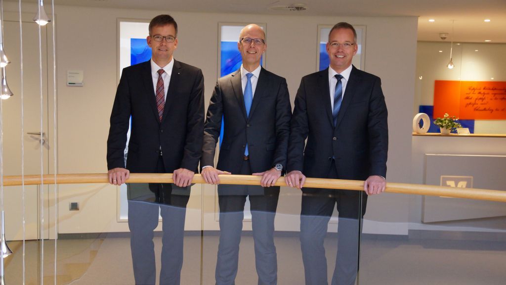 Blicken auf ein erfolgreiches Geschäftsjahr 2018: (von links) Michael Griese, Andreas Ermecke und Bernd Griese. von Volksbank Bigge-Lenne