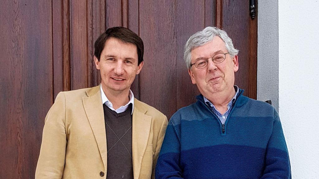 Schulleiter Holger Köster (links) bedankte sich für die geleistete Arbeit von Karl Becker, der nach fast 40 Jahren das SGO verlässt. von privat