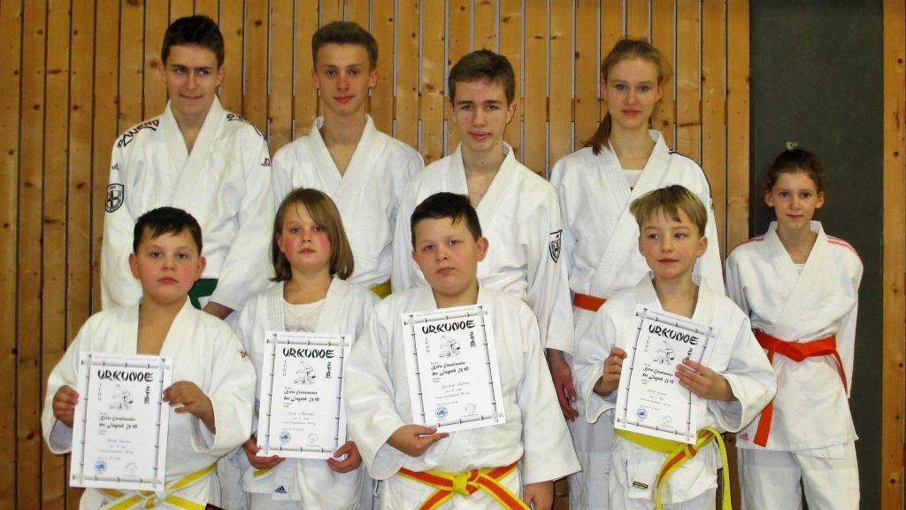 Neun Judoka vom TV Attendorn gingen bei den Kreismeisterschaften der Jugend in Halver an den Start. von privat
