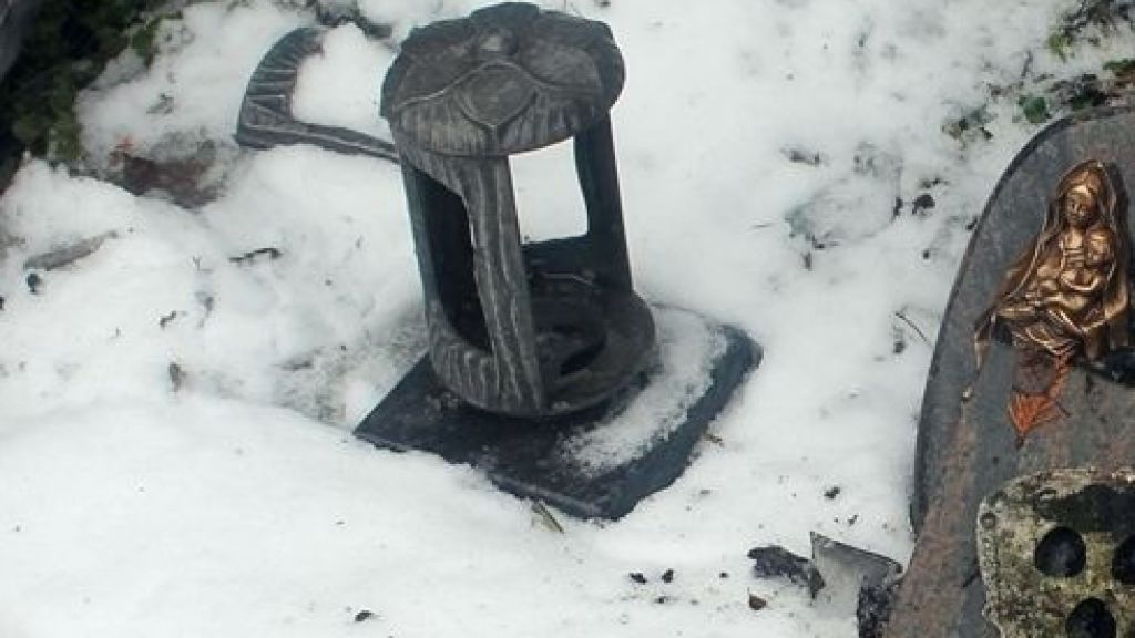 Mehrere Grablampen sind auf den Altenhundemer Friedhof beschädigt worden. Die Höhe des Schadens steht derzeit noch nicht fest. von Kreispolizeibehörde Olpe