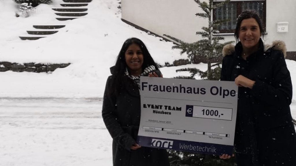 Shahana Gitzen (links) freute sich sehr über die Spende aus den Händen von Tanja Stahl (Event Team Hünsborn). von privat