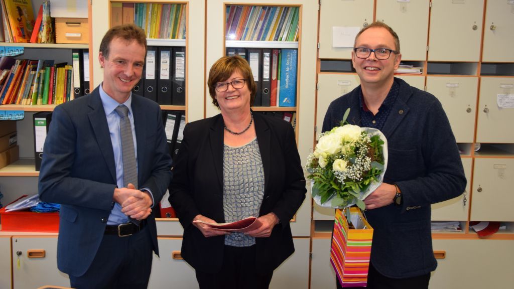(von links): Bürgermeister Bernd Clemens und Schulrätin Ute Roth begrüßten gemeinsam den neuen Rektor für den Grundschulverbund „Wendener Land“, Wolfgang Linz. von Gemeinde Wenden