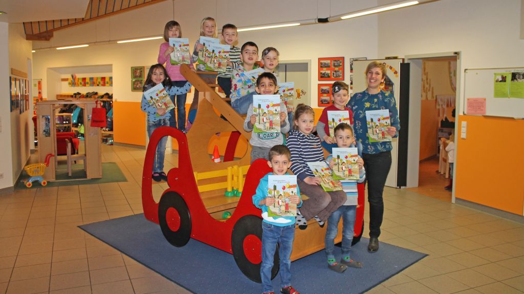 Beim Kindergartens Panama in Bamenohl brachte Sparkassen-Mitarbeiterin Simone Rohde die Bücher persönlich vorbei. von Sparkasse Finnentrop