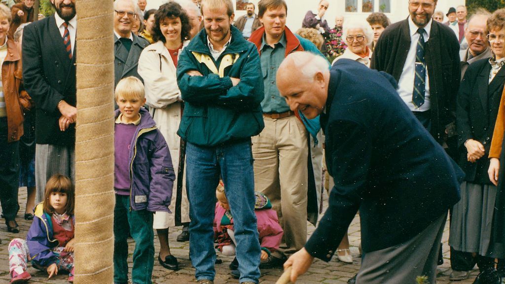 Am 3. Oktober 1990 pflanzte der damalige Attendorner Bürgermeister Josef Rüenauver die „Einheitslinde“ auf dem Klosterplatz. Sehr zur Freude auch von Karl Schulte (BMitte), der noch heute als Gärtnermeister bei der Hansestadt Attendorn beschäftigt ist. von privat