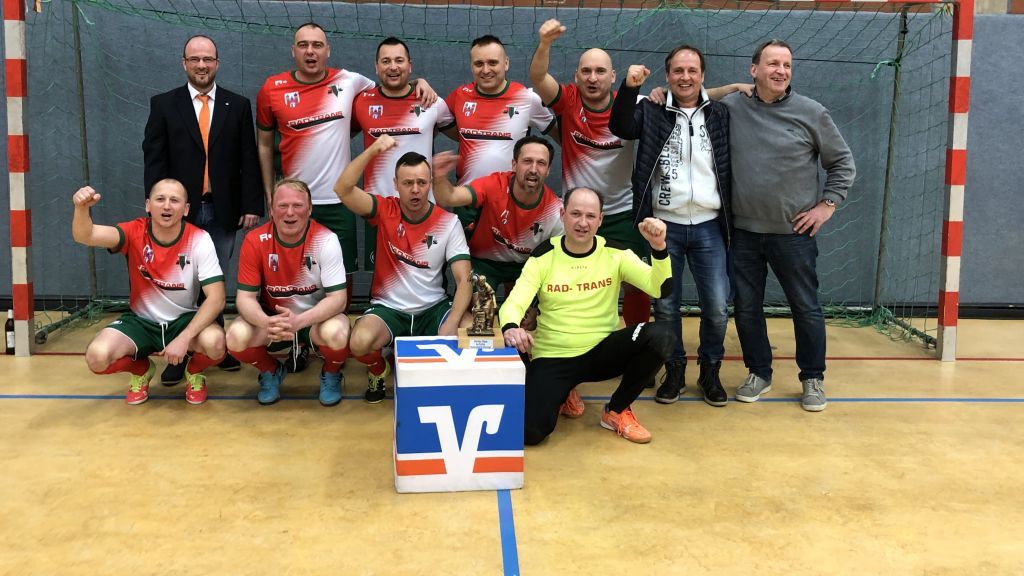 Die siegreiche Mannschaft mit Peter Huckestein (links) und Michael Wolff vom Gastgeber (rechts). von privat