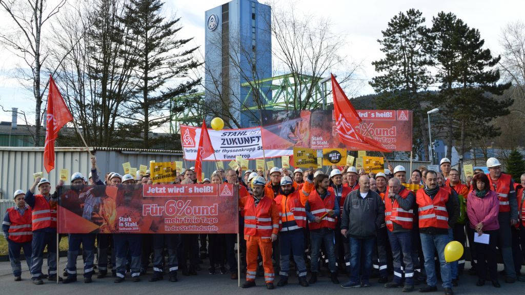 Streik vor den Werkstoren bei Thyssenkrupp-Steel in Finnentrop. von Barbara Sander-Graetz