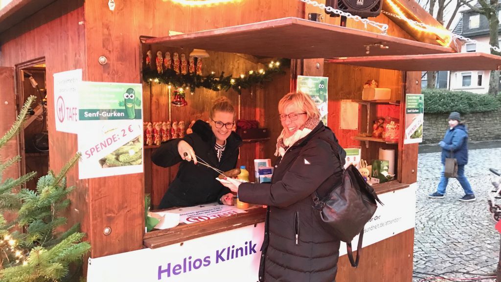 Kerstin Grube, Geschäftsführerin der Helios Klinik Attendorn, verkauft eine Gurke an eine Besucherin. von privat